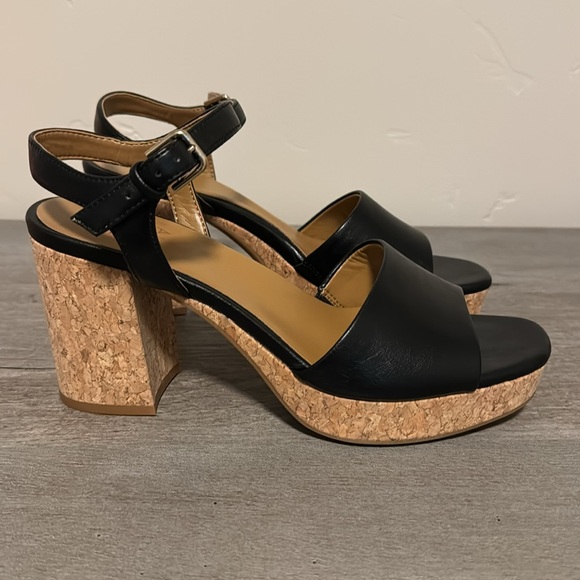 NWOT naturalizer black heels with cork bottoms.  9 medium - Picture 2 of 6